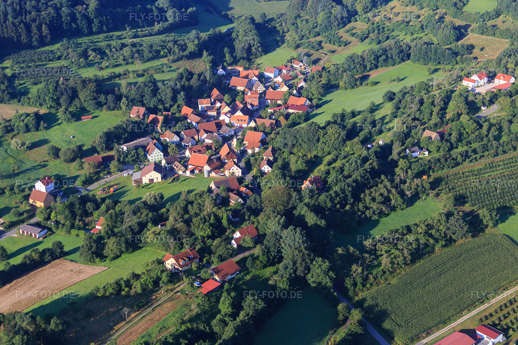 Luftbild: Ortsansicht von Südosten im Ortsteil Pommer in Igensdorf im Bundesland Bayern in Deutschland. Foto: IMG_092638.jpg vom 07.08.2016 durch Werner Riehm/FLY-FOTO.de