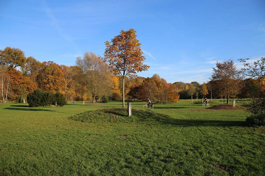 Volkspark Kleinzschocher - Leipziger Hain der Jahresbäume | Entdecke über 20 Kategorien Leipzig-Motive: Foto-Downloads, hochwertige Poster, Leinwand- & Fine-Art-Prints. Jetzt Lieblingsfoto im Bildlexikon Leipzig Shop bestellen!