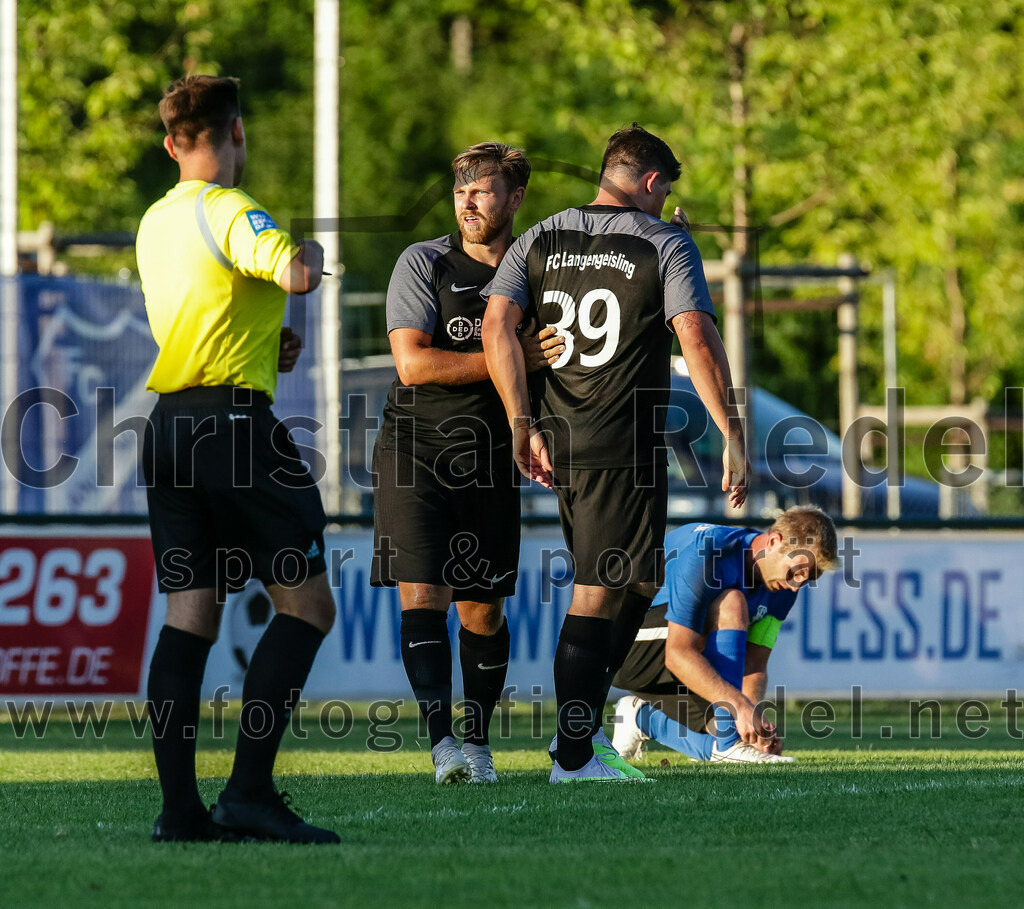 2023-07-14_094_FC_Langengeisling_gegen_FC_Velden-Eberspoint | Erding, Deutschland, 14.07.2023:
Fußball, Bezirksliga Oberbayern Ost 2023 / 2024, Testspiel, FC Langengeisling gegen FC Velden-Eberspoint, Endergebnis: 5:0

Schiedsrichter Julian Neumann, Hannes Dornauer (FC Langengeisling, #33), Florian Rupprecht (FC Langengeisling, #11), Florian Hagenberger (FC Velden-Eberspoint, #9)

Foto: Christian Riedel / fotografie-riedel.net