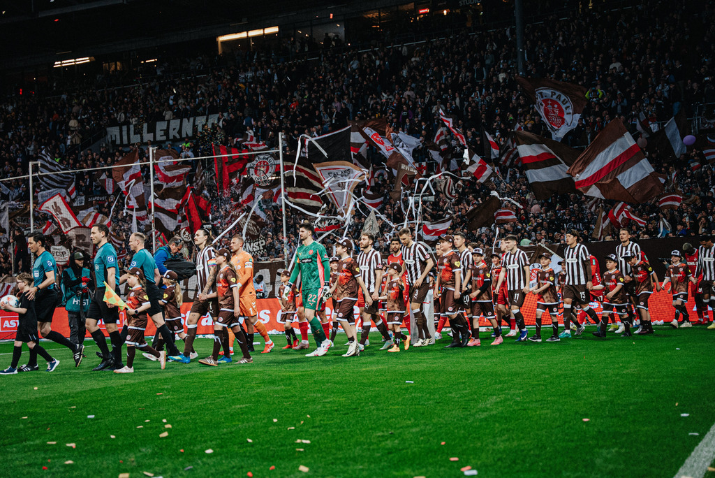 _STP2372 | Der offizielle Shop für FC St. Pauli Fotos. Wähle aus Spielszenen & Fanmomenten dein FCSP Wunschformat. Wir liefern Millerntor-Atmosphäre.