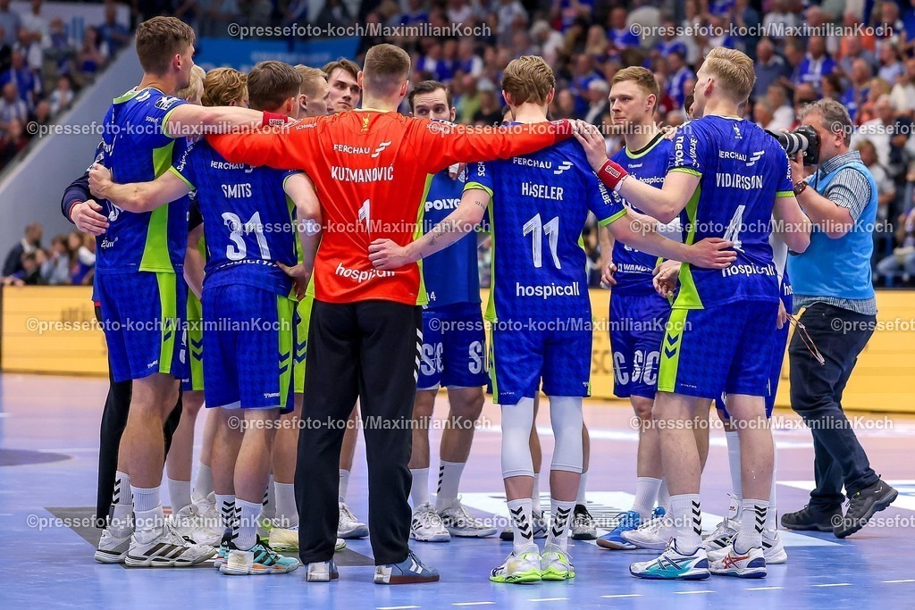 Gum30042601175 | 30.04.2026, Handball, 1. HBL, VfL Gummersbach - Frisch Auf! Göppingen, Saison 2025 / 2026 Herren, Schwalbe-Arena: Abschlussjubel Mannschaftskreis nach dem 29:29 Unentschieden 