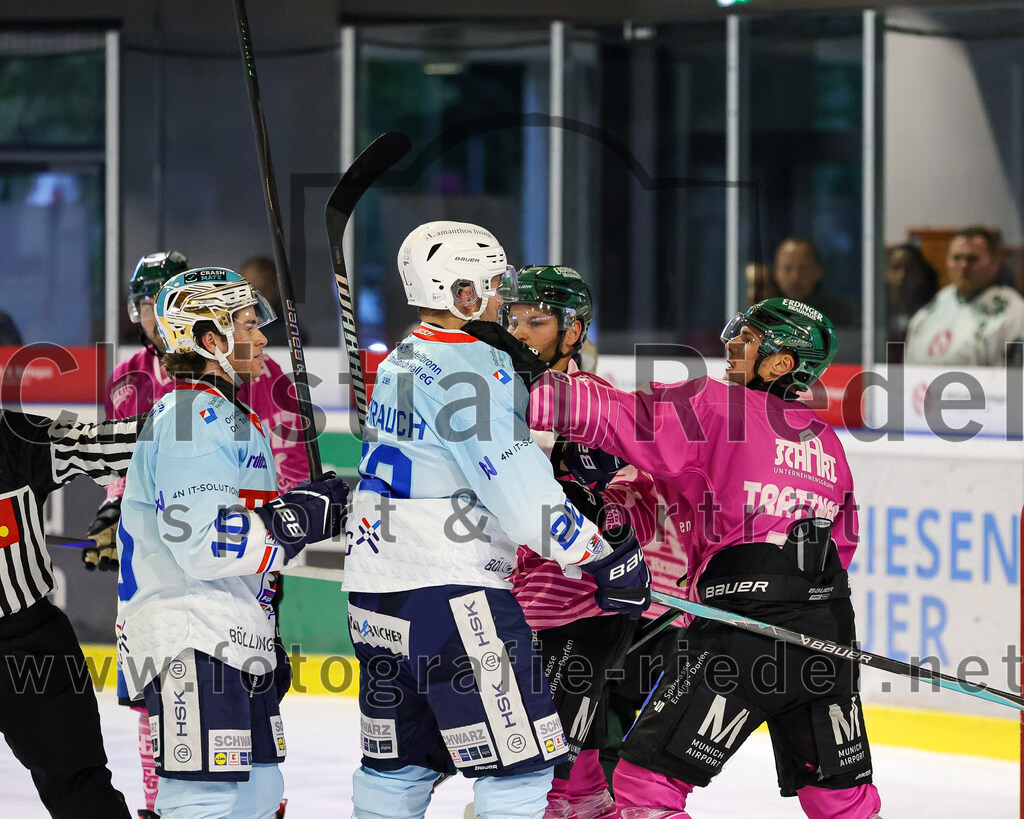 2025-10-05_070_TSV_Erding_gegen_Heilbronner_Falken | Erding, Deutschland, 05.10.2025:Eishockey, Oberliga Süd 2025 / 2026, 6. Spieltag, TSV Erding gegen Heilbronner Falken, Endergebnis: 3:1Nolan Ritchie (Heilbronner Falken, #10), Thore Weyrauch (Heilbronner Falken, #22), Louis Trattner (Erding Gladiators, #7)Foto: Christian Riedel / fotografie-riedel.net
