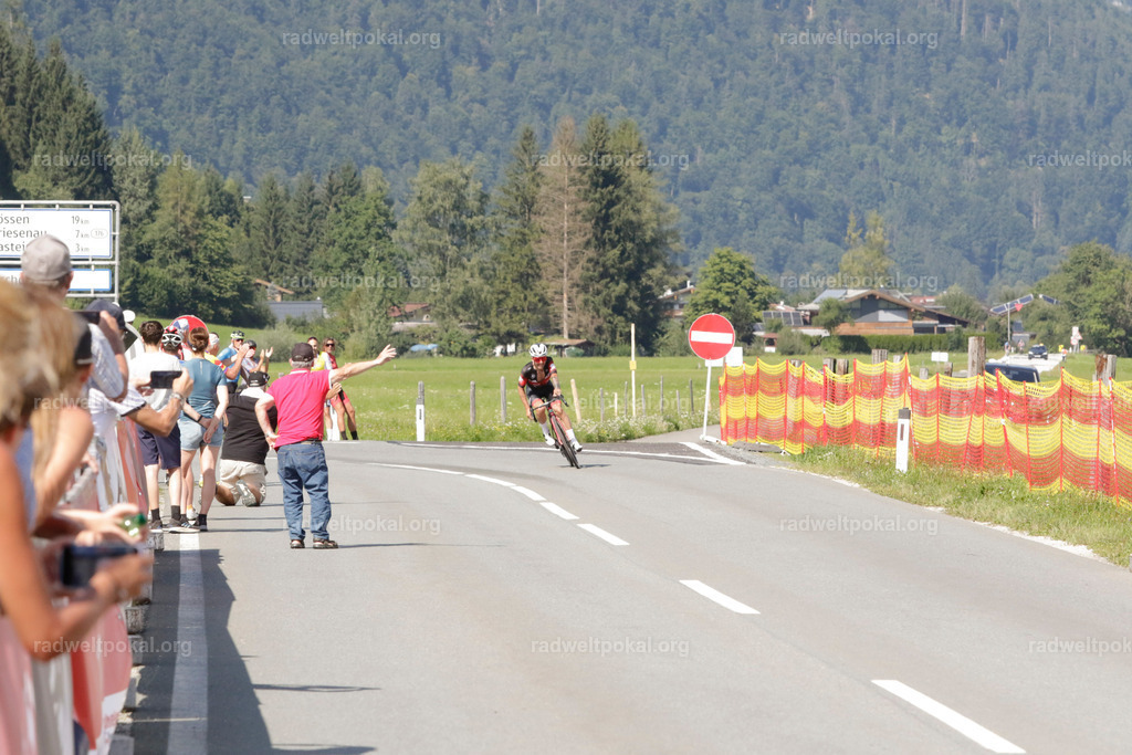 1190_20230817_Bewerb_Maenner_Muehlanger | AUT - OESTERREICH, 2023-08-16: SPORT RENNRAD-FAHREN - 55. INTERNATIONALER RADWELTPOKAL IN ST. JOHANN IN TIROL  - Vintage-Radrennen mit WM-Bronze-Medaillen-Siegerin Christina Schweinberger, den Teilnehmer und Alexander Baumann (vom Orginastions-Team) - TAG 2 BEWERB MAENNER IN SECHS GRUPPEN  ; Foto: Roland Muehlanger