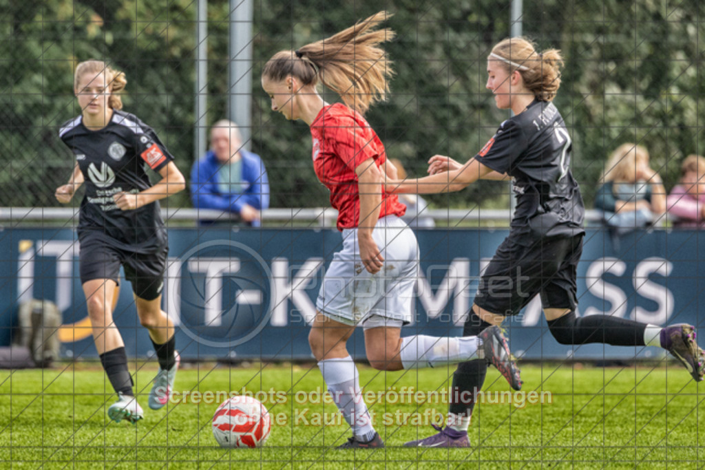 20250928_132136_0197-Bearbeitet | #,1.FC Donzdorf (schwarz) vs. TV Derendingen (rot), Fussball, Frauen-Verbandsliga Württemberg, 03. Spieltag, Saison 2025/2026, Rasenplatz Lautertal Stadion, Süßener Straße 16, 73072 Donzdorf, 28.09.2025 - 13:00 Uhr,Foto: PhotoPeet-Sportfotografie/Peter Harich