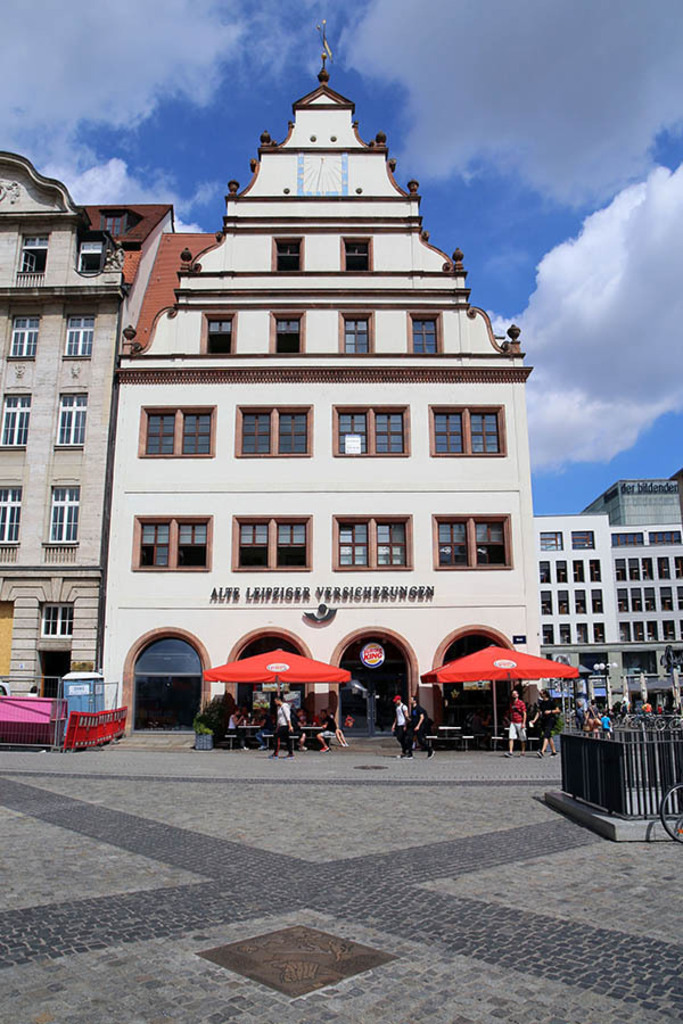 Bildlexikon Leipzig - Leipzig im Schnittpunkt alter Handelsstraßen - Bodentafel | Das Team hinter BILDLEXIKON LEIPZIG bündelt historische wie aktuelle Informationen über die Stadt Leipzig in Text und Bild auf einer Plattform und stellt diese der interessierten Öffentlichkeit zur Verfügung.
