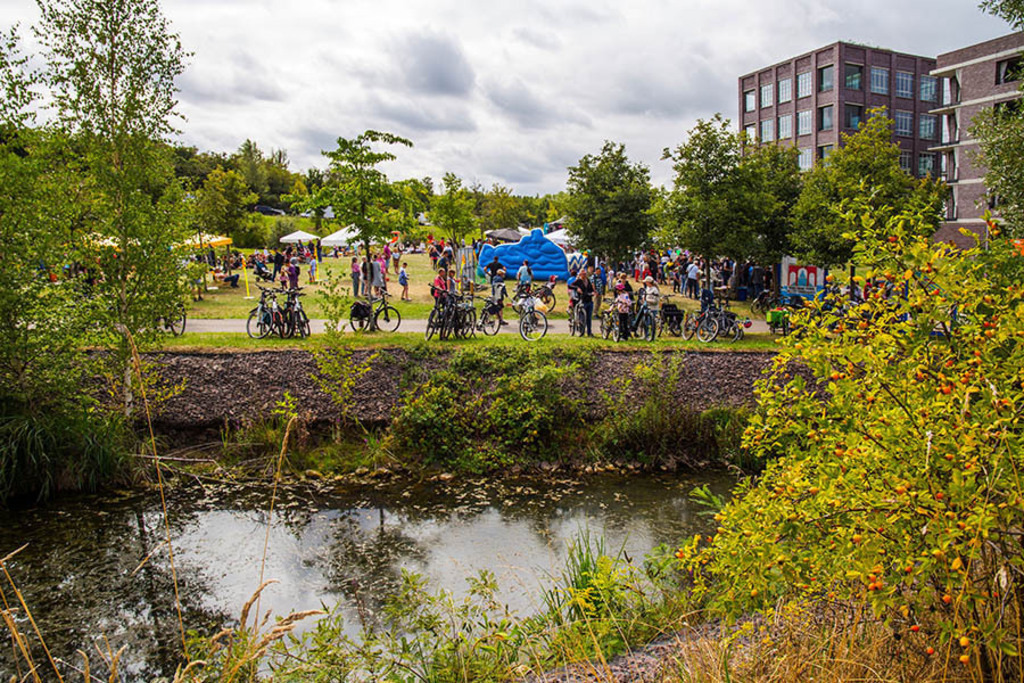 Leipziger Wasserfest - Lindenauer Hafen | Entdecke über 20 Kategorien Leipzig-Motive: Foto-Downloads, hochwertige Poster, Leinwand- & Fine-Art-Prints. Jetzt Lieblingsfoto im Bildlexikon Leipzig Shop bestellen!