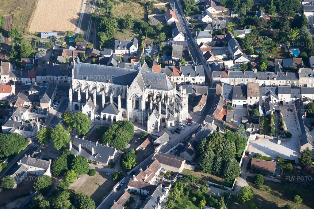 Luftbild: Basilique Notre-Dame im Dorfkern in Cléry-Saint-André im Bundesland Loiret in Frankreich. Foto: IMG_082537.jpg vom 21.06.2015 durch Werner Riehm/FLY-FOTO.de