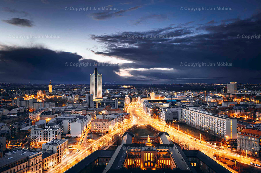 Leipzig von oben | Die Leipzig Skyline von oben ist ein echtes Highlight für Fotofans, Städtereisende und alle, die Leipzigs Kontraste zwischen Historie und Moderne schätzen – von City-Hochhäusern über Uni-Riese bis Völkerschlachtdenkmal und jede Menge Grün drumherum. - Realisiert mit Pictrs.com