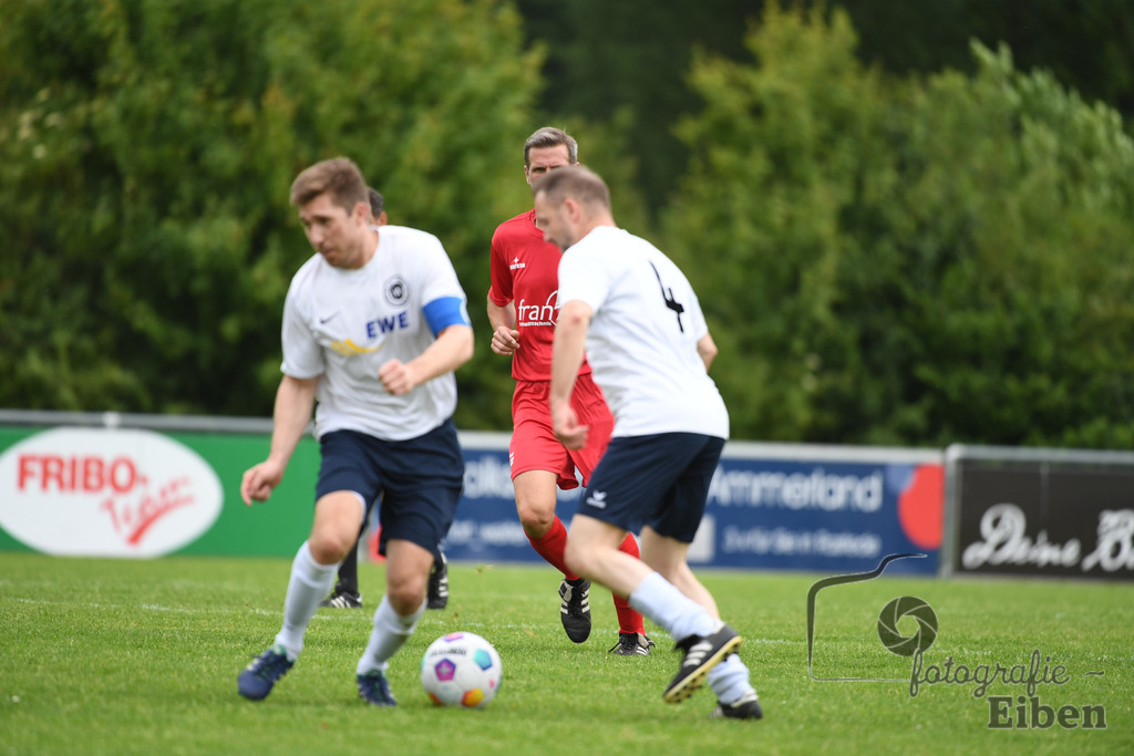 SV Brake Ü40-BW Bümmerstede (Ü40) | Kreispokal Finale Jade-Weser-Hunte Ü40; SV Brake Ü40 (rot)-BW Bümmerstede Ü40 (weiß) am 15.06.2025 in Rastede (Sportanlage Köttersweg), Photo: Philip Eiben 2025 - Realisiert mit Pictrs.com