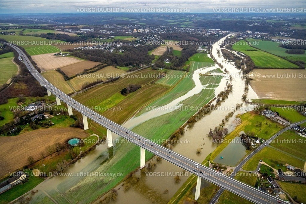 Muelheim231202937Ruhr-topaz | Luftbild, Ruhrhochwasser, Weihnachtshochwasser 2023, Fluss Ruhr tritt nach starken Regenfällen über die Ufer, Überschwemmungsgebiet Kettwiger Ruhraue mit  Mintarder Ruhrtalbrücke der Autobahn A52, Saarn, Mülheim an der Ruhr, Ruhrgebiet, Nordrhein-Westfalen, Deutschland
