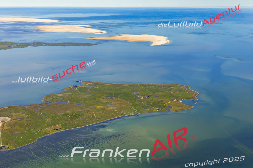 Aktuelles Luftbild von Nordsee Langeneß - Die Luftaufnahme wurde 2022 mittels UL-Flugzeug erstellt ( keine Drohne ) - hochauflösende Kamera-Systeme von  Canon -Beste Qualität - Für grossformatige Ausdrucke geeignet. Die Geschenkidee !