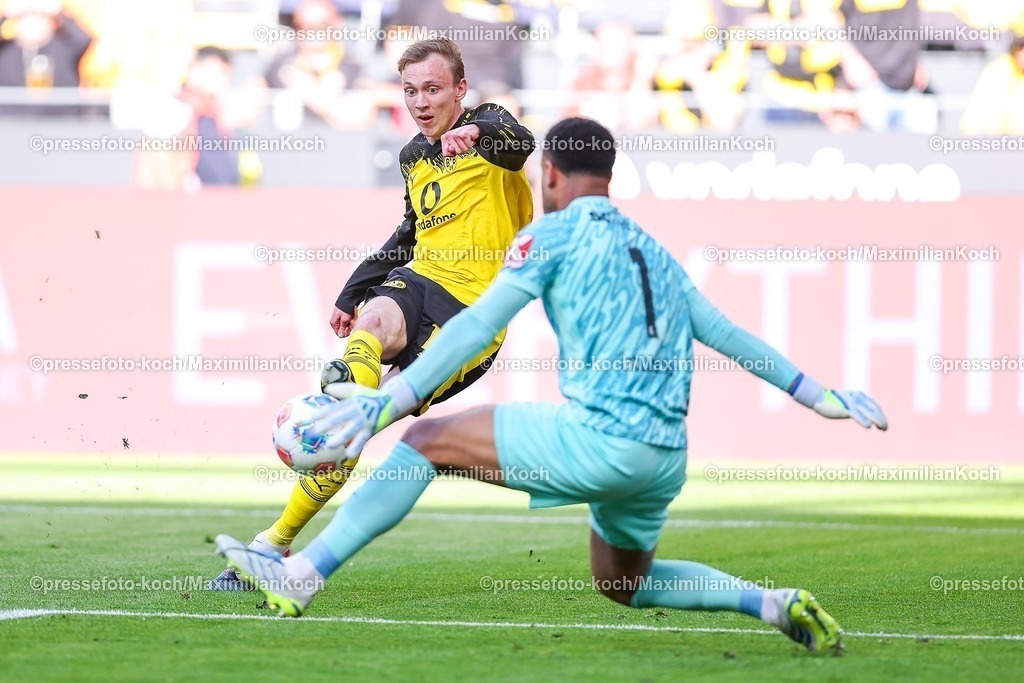 BVB26042601006 | 26.04.2026, Fußball, Borussia Dortmund - SC Freiburg, 1. Fußball Bundesliga, 31. Spieltag, Signal Iduna Park, Saison 2025 2026: Torschuss Treffer Schuss gegen Torwart Noah Atubolu&nbsp;(SC Freiburg #01) beim Tor zum 1:0 durch Torschütze Maximilian Beier&nbsp;(BVB #14)  zusammen mit   DFB regulations prohibit any use of photographs as image sequences and or quasi-video.