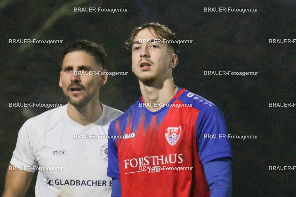 VFL Jüchen Garzweiler - KFC Uerdingen | Jüchen, Deutschland, 20.09.2025: Etienne-Noel Reck (KFC Uerdingen) schaut während des Oberliga Niederrhein Spiels zwischen VFL Jüchen Garzweiler KFC Uerdingen auf der Bezirkssportanlage am 13. Dezember 2025 in Jüchen,  Deutschland. (Foto von Ralph Görtz /Brauer-Fotoagentur) Deutschland