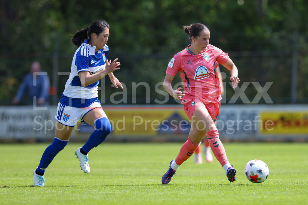 Fussball, Testspiel Frauen, PEC Zwolle - SV Werder Bremen | v.li.: Chihiro Ishida (PEC Zwolle, 18) und Elena Mühlemann (SV Werder Bremen, 14) im Zweikampf, Duell, Dynamik, Aktion, Action, Spielszene