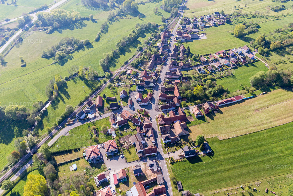 Vue aérienne: Les berges du Zinsel à Uttenhoffen dans le département Bas Rhin, France. Photo: IMG_099415.jpg prise le 30/04/2017 par Werner Riehm/FLY-FOTO.eu – Résolution de l'original: 4919 x 3280 px