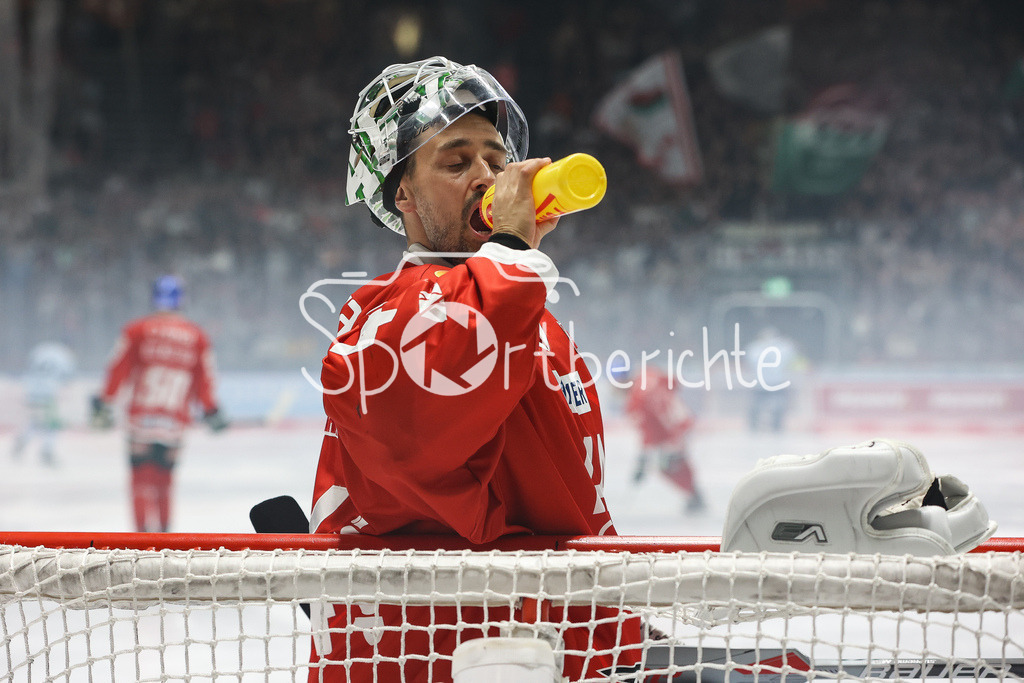 Augsburger Panther - Straubing Tigers | Dennis ENDRAS (AEV #44) macht vor der Partie gegen Straubing noch sein Ritual