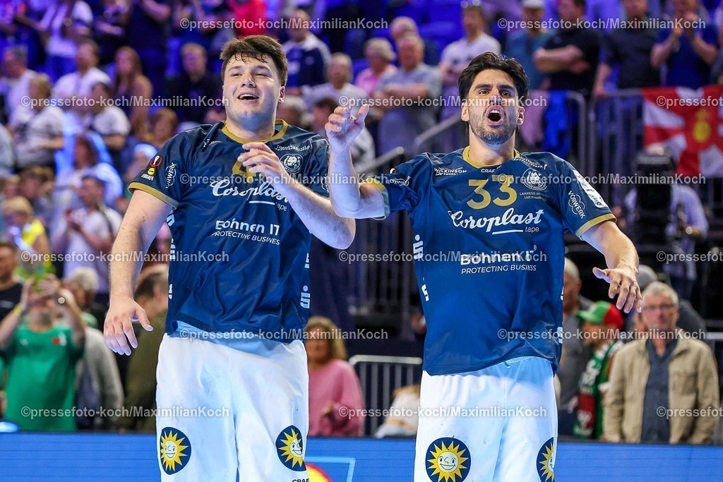 xSSCx18042602027 | 18.04.2026, xsscx, Handball, DHB-Pokal Lidl Final4, Halbfinale, Bergischer HC - SC Magdeburg, Saison 2025 / 2026 Herren, Lanxess Arena, Köln: Die Mannschaft des Bergischer HC feiert den Sieg über den SC Magdeburg  Aron Seesing (BHC #49) Eloy Morante Maldonado (BHC #33) Photo: xSandraxScherningxPressefotoKochx