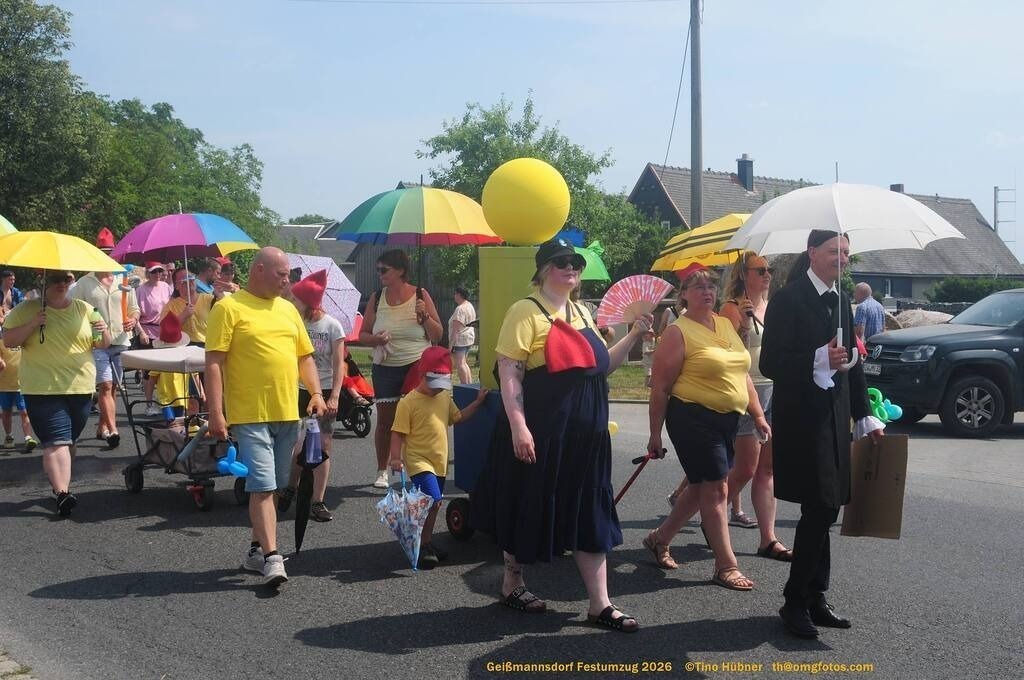 Geißmannsdorf-2026-Festumzug-147 | Festumzug in Geißmannsdorf bei Bischofswerda im Juni 2026. Fotografische Eindrücke und Momentaufnahmen vom Festumzug anläßlich des 800-jährigen Bestehens von Geißmannsdorf - mit Teilnehmern und Gästen, Strohpuppen und geschmückten Vorgärten und Grundstücken - Realisiert mit Pictrs.com