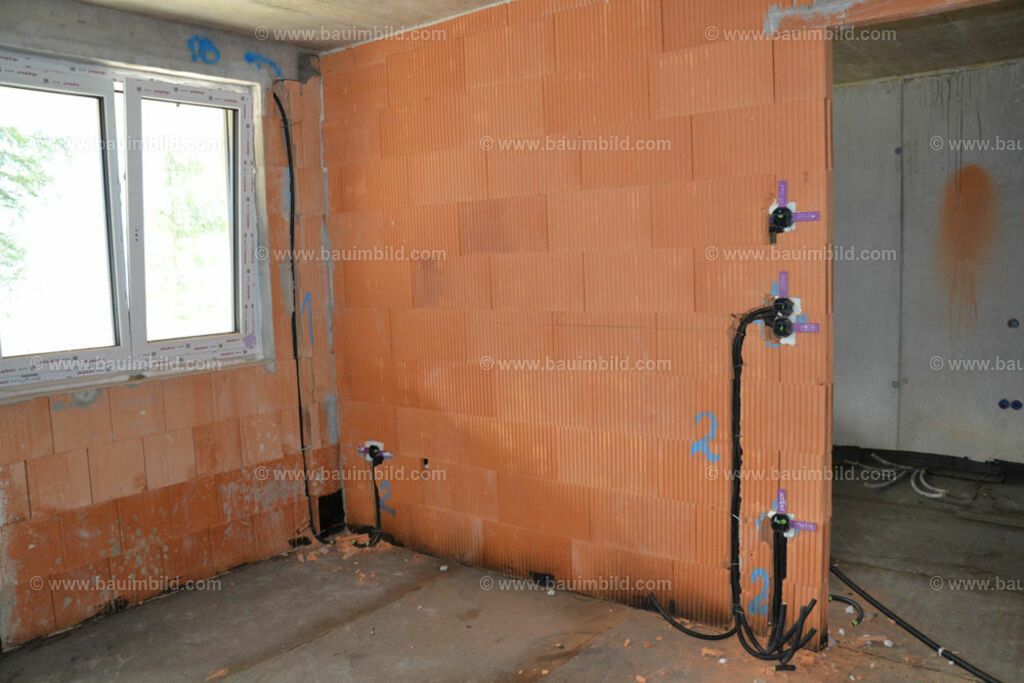 bib-lg17-elektroinstallation-0133 | Nach LV-Leistungsgruppen sortierte Detailfotos über den Bau eines Hauses. Alle Hausbau-Bilder direkt vom Urheber und Autor der Website Haus-Selber-Bauen.com