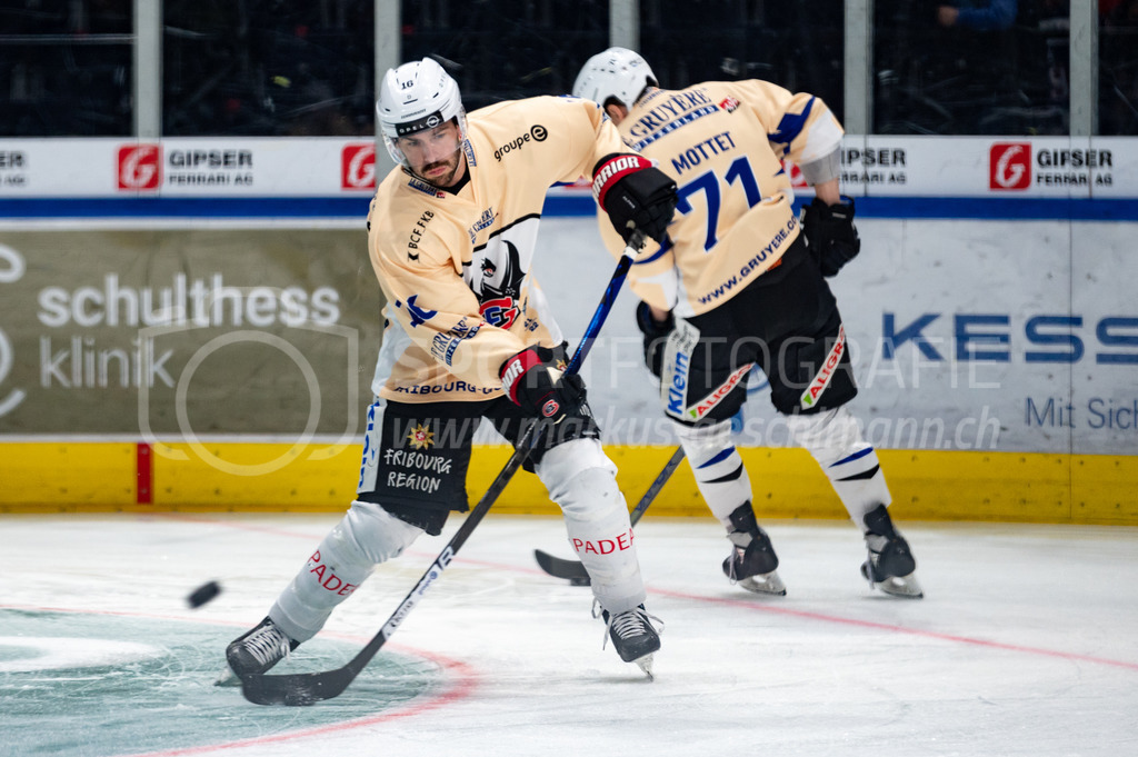 Swiss National League: Semifinals Game 4: ZSC Lions - Fribourg-Gotteron | 14.04.2022, Zürich, Hallenstadion, Swiss National League: Semifinals Game 4: ZSC Lions - Fribourg-Gotteron, #16 Raphael Diaz (Fribourg). - Realisiert mit Pictrs.com