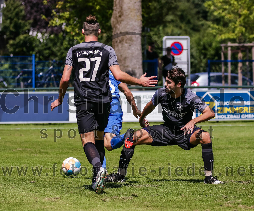 2023-08-12_024_FC_Langengeisling_gegen_ESV_Freilassing | Erding, Deutschland, 12.08.2023:
Fußball, Bezirksliga Oberbayern Ost 2023 / 2024, 4. Spieltag, FC Langengeisling gegen ESV Freilassing, Endergebnis: 2:1

Maximilian Birnbeck (FC Langengeisling, #27), Marco Schmitzberger (ESV Freilassing, #8), Severin Stenzel (FC Langengeisling, #42)

Foto: Christian Riedel / fotografie-riedel.net