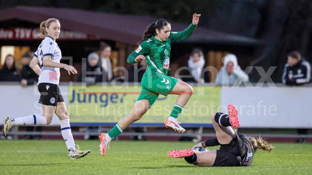 Fussball, Testspiel Frauen, DSC Arminia Bielefeld - SV Werder Bremen | v.li.: Amani Mahmoud (SV Werder Bremen, 35) und Lisa Venrath (Torhüterin, Torwart, Arminia Bielefeld, 1) im Zweikampf, Duell, Dynamik, Aktion, Action, Spielszene