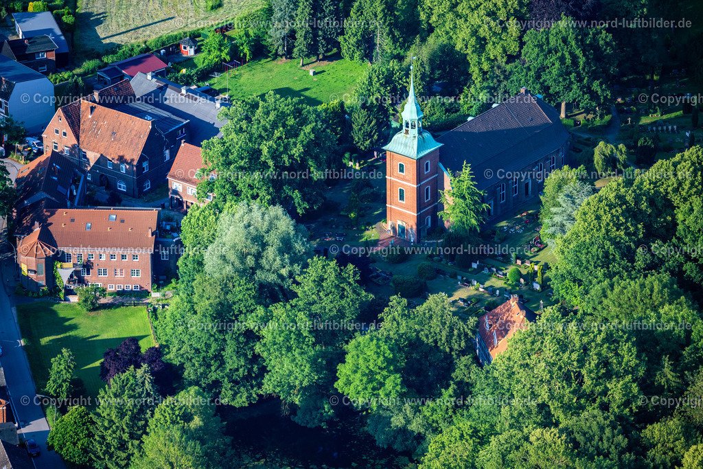 Hamburg_Ochsenwerder_St_Pankratius_ELS_6324160625 | HAMBURG 16.06.2025 Kirchengebäude " St. Pankratius - Ev.-luth. Kirchengemeinde St. Pankratius " an der Straße Alter Kirchdeich im Ortsteil Ochsenwerder in Hamburg, Deutschland. // Church building " St. Pankratius - Ev.-luth. Kirchengemeinde St. Pankratius " on street Alter Kirchdeich in the district Ochsenwerder in Hamburg, Germany. Foto: Martin Elsen