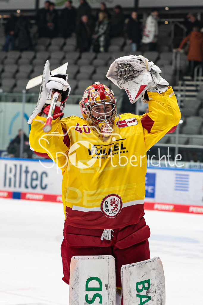 Augsburger Panther - Duesseldorfer EG | Henrik HAUKELAND (DEG #40) feiert zusammen mit den mitgereisten Fans den Sieg in Augsburg