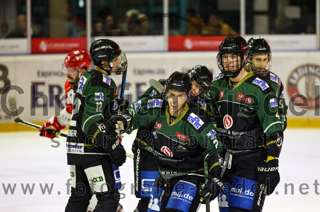 2022-12-02_147_TSV_Erding_gegen_EV_Pegnitz | Erding, Deutschland, 02.12.2022:
Eishockey, Bayernliga 2022 / 2023, 17. Spieltag, TSV Erding gegen EV Pegnitz, Endergebnis: 9:3

Dominik Wagner (Erding Gladiators, #12), Mark Waldhausen (Erding Gladiators, #27), Erik Modlmayr (Erding Gladiators, #21), Simon Franz (Erding Gladiators, #4)

Foto: Christian Riedel / fotografie-riedel.net