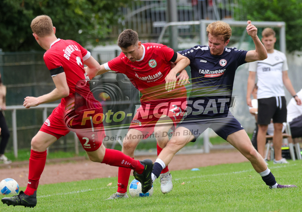 Bünder SV - VfL Holsen | Auf dem Bild zu sehen: rot Bünder SV v.l.: Tobias Zwiener, Niklas Stuckenholz ; blau VfL Holsen: Jendrik Josef Schwarz  Bünder SV, VfL Holsen, Saison 26/27, Kreisliga A, Bünde, Deutschland - Realisiert mit Pictrs.com