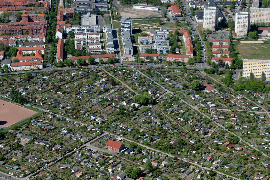 4026742 | ERFURT 07.05.2020 Kleingartenanlagen der Laubenkolonie an der Roßlauer Straße im Ortsteil Johannesvorstadt in Erfurt im Bundesland Thüringen, Deutschland. // Allotment gardens of the arbor colony on Rosslauer Strasse in the district of Johannesvorstadt in Erfurt in the state Thuringia, Germany. Foto: Gerhard Launer