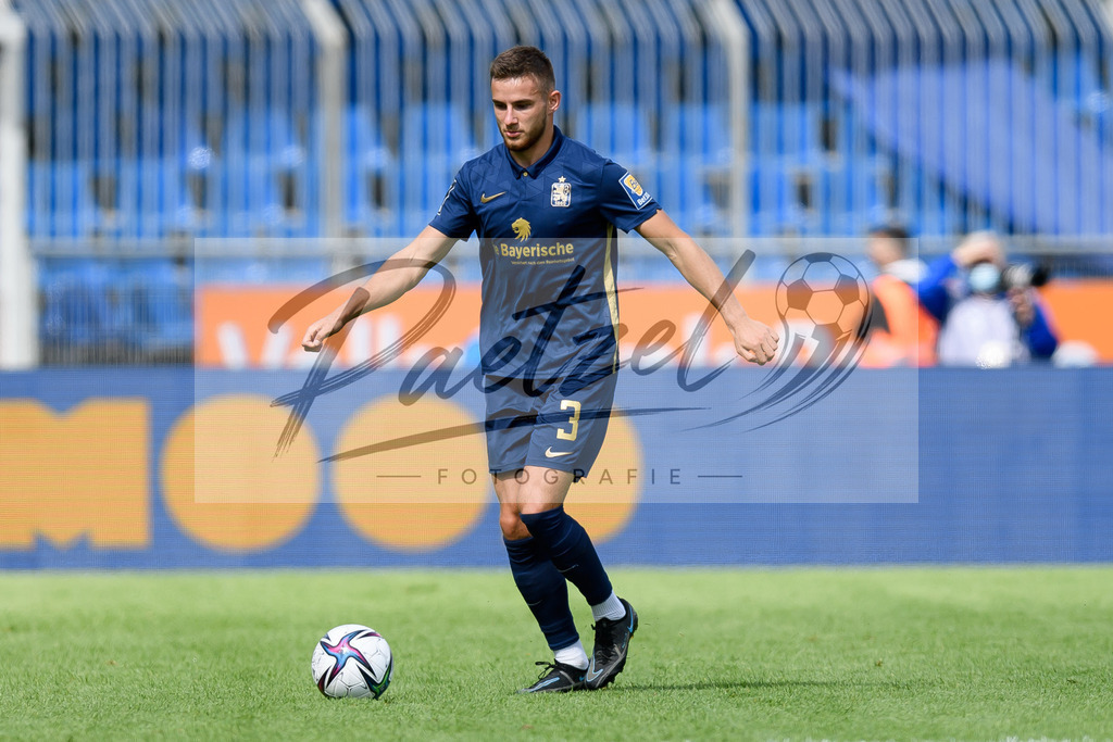 EBSTSV20210828_112 | Fussball, Herren: Niklas Lang (TSV 1860 Muenchen) in Aktion, am Ball, Einzelaktion beim Spiel der 3. Liga zwischen Eintracht Braunschweig und TSV 1860 Muenchen im Eintracht-Stadion am 28.08.2021 in Braunschweig, Deutschland.DFB / DFL REGULATIONS PROHIBIT ANY USE OF PHOTOGRAPHS AS IMAGE SEQUENCES AND/OR QUASI-VIDEO. - Realisiert mit Pictrs.com
