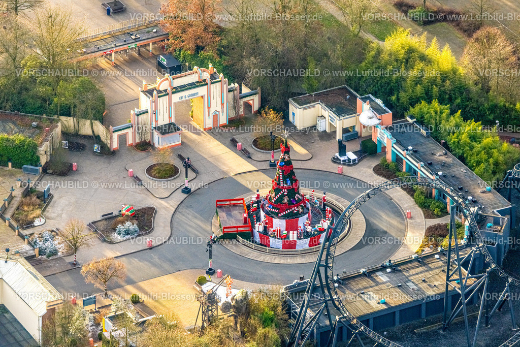 Bottrop251204058Kirchhellen | Luftbild, festlich geschmückter Weihnachtsbaum im Movie Park Germany auf der Hollywood Street Set Brunnenanlage, Kirchhellen-Nord-Ost, Bottrop, Ruhrgebiet, Nordrhein-Westfalen, Deutschland