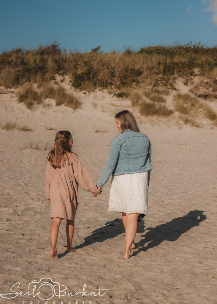 20250906-IMG_7915 | Authentische, natürliche und emotionale Fotoshootings auf der Nordseeinsel Föhr. Als Fotografin halte ich deine schönsten Momente in einzigartigen Neugeborenen-, Familien-, Paar- und Einzelshootings fest. Jetzt einen Termin vereinbaren!