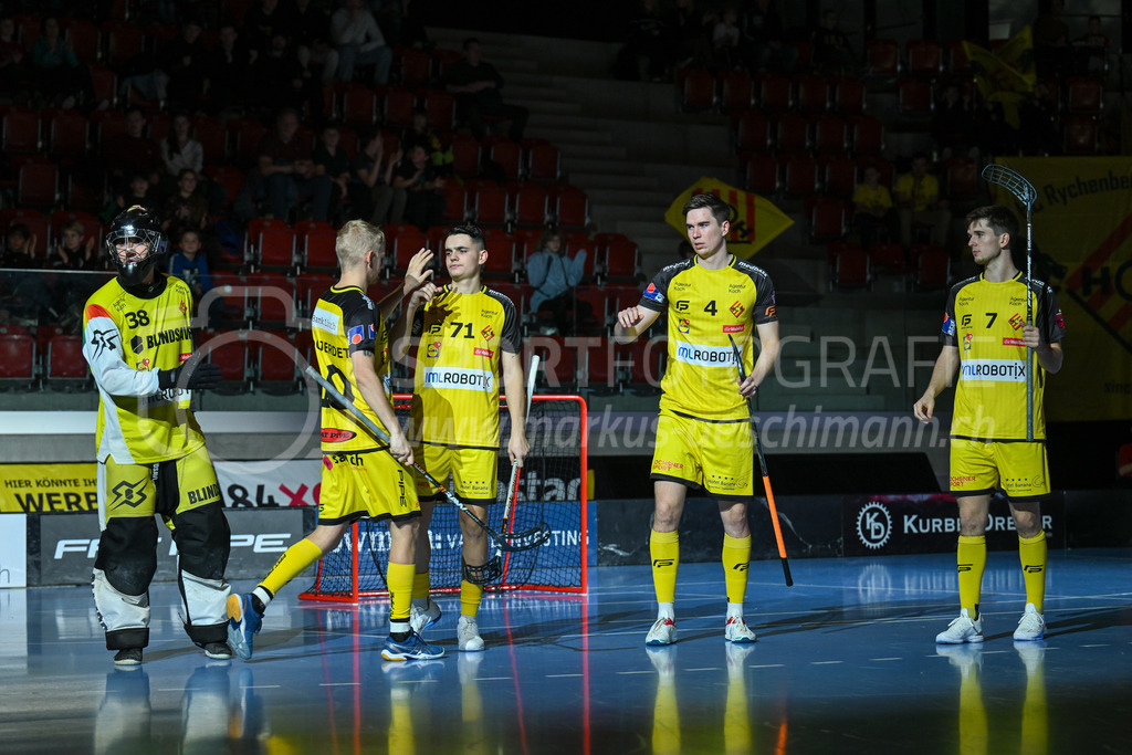 HC Rychenberg vs Basel Regio - 19. November 2022 | HC Rychenberg vs Basel Regio
AXA Arena, Winterthur
Starting Six mit Luca Locher (#38 HC Rychenberg), Markus Lindgjerdet (#10 HC Rychenberg), Marco Eyer (#71 HC Rychenberg), Nils Conrad (#4 HC Rychenberg) und Levin Conrad (#7 HC Rychenberg).
Bild: Sportfotografie Markus Aeschimann | www.markus-aeschimann.ch - Realisiert mit Pictrs.com