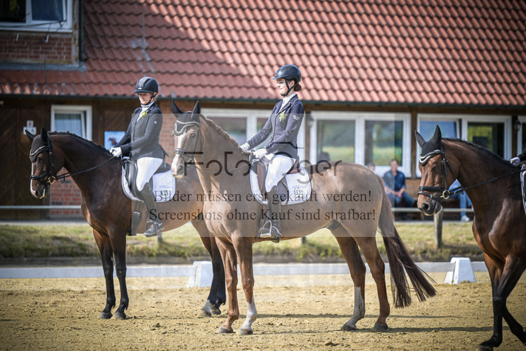 DOS_9512 | Entdecke hochwertige Reitturnierfotos von Foto Oger. Professionell, emotional und authentisch – jetzt Lieblingsmomente im Shop bestellen.Deutschlandweite Turnierfotografie. - Realisiert mit Pictrs.com