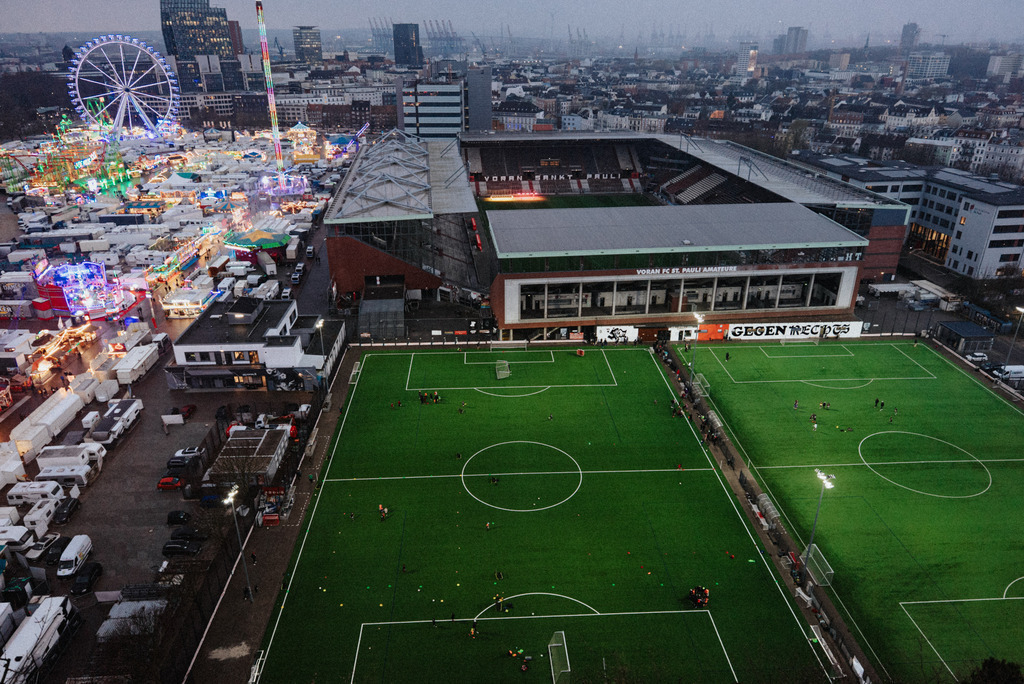 DSC08268 | Der offizielle Shop für FC St. Pauli Fotos. Wähle aus Spielszenen & Fanmomenten dein FCSP Wunschformat. Wir liefern Millerntor-Atmosphäre.