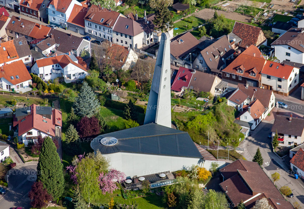 Luftbild: Kath. Kirche von Südosten im Ortsteil Berghausen in Pfinztal im Bundesland Baden-Württemberg in Deutschland. Foto: IMG_25950.jpg vom 23.04.2010 durch Werner Riehm/FLY-FOTO.de