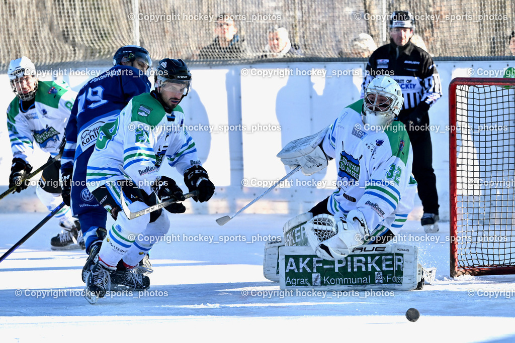 EC Tigers Paternion vs. EC FELD AM SEE/DSG LEDENITZEN | #28 Wrann Anton EC FELD AM SEE Ledenitzen, #32 Baumann Rene EC FELD AM SEE Ledenitzen, #19 Kampitsch Lukas EC Tigers Paternion, EC Tigers Paternion vs. EC FELD AM SEE/DSG LEDENITZEN, EC Tigers Paternion vs. EC FELD AM SEE/DSG LEDENITZEN am 04.01.2026 in Paternion (Eislaufplatz Paternion), Austria, (Photo by Bernd Stefan)