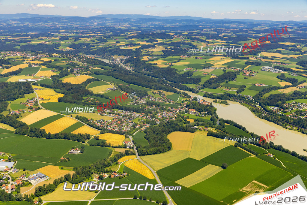 Aktuelles Luftbild von Vornbach Neuhaus am Inn - Die Luftaufnahme wurde 2022 mittels UL-Flugzeug erstellt ( keine Drohne ) - hochauflösende Kamera-Systeme von  Canon -Beste Qualität - Für grossformatige Ausdrucke geeignet. Die Geschenkidee !