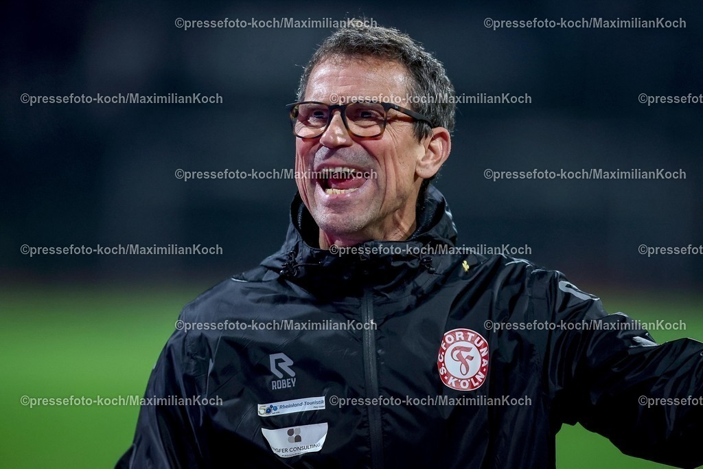 FKo26022601090 | 26.02.2026, Fußball, Landespokal Mittelrhein, SC Fortuna Köln - TSV Alemannia Aachen, Südstadion, Viertelfinale Bitburger-Pokal, Saison 2025 2026: Chefrainer Matthias Mink (Fortuna Köln) gestikulierend am Spielfeldrand   DFB regulations prohibit any use of photographs as image sequences and or quasi-video.