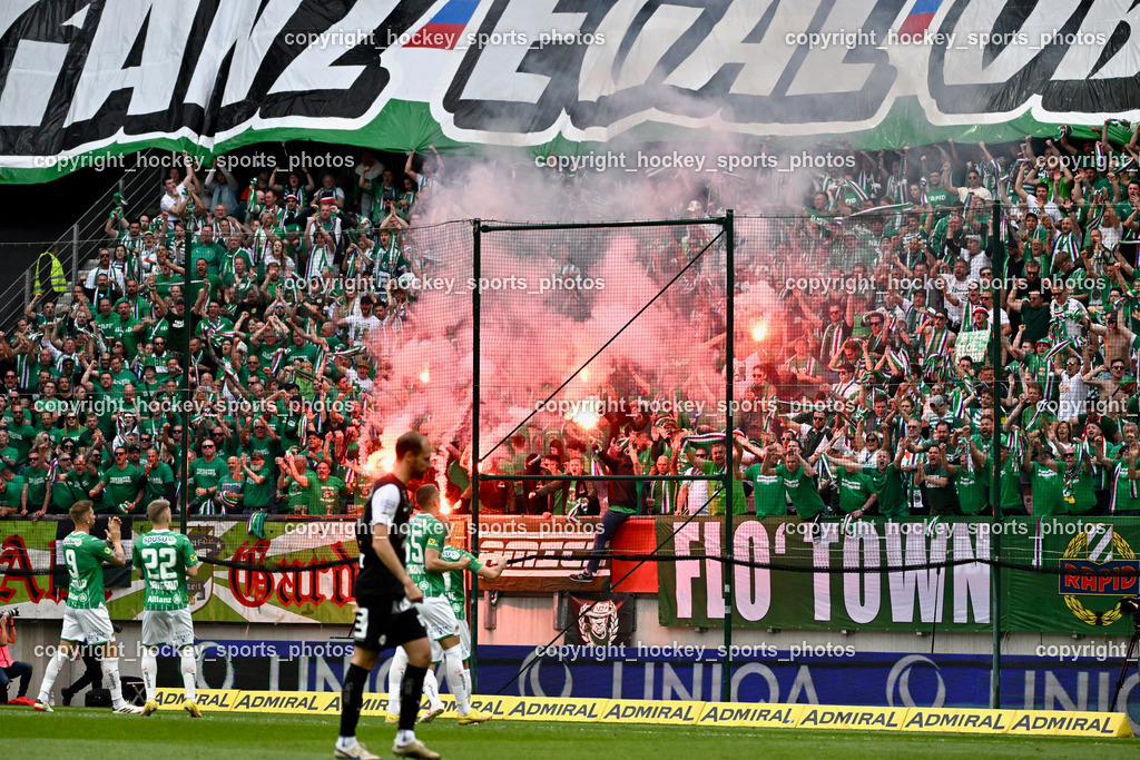 SK Puntigamer Sturm vs. SK Rapid Wien Siegerehrung, Impressionen | SK Rapid Wien Fans, Bengalen, SK Puntigamer Sturm vs. SK Rapid Wien Siegerehrung, Impressionen, SK Puntigamer Sturm vs. SK Rapid Wien Siegerehrung, Impressionen am 01.05.2024 in Klagenfurt (Wörthersee Stadion ), Austria, (Photo by Bernd Stefan)