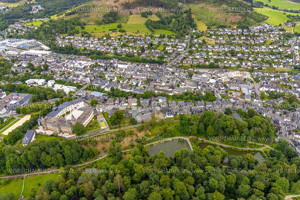 BadBerleburg240710158 | Luftbild, Schloss und Ortsansicht Wohngebiet, Johannes-Althusius-Gymnasium, Amtsgericht und Polizeiwache, St. Marien Kirche an der Poststraße Bundesstraße B480, vorne der Schlosspark, Bad Berleburg, Wittgensteiner Land, Nordrhein-Westfalen, Deutschland