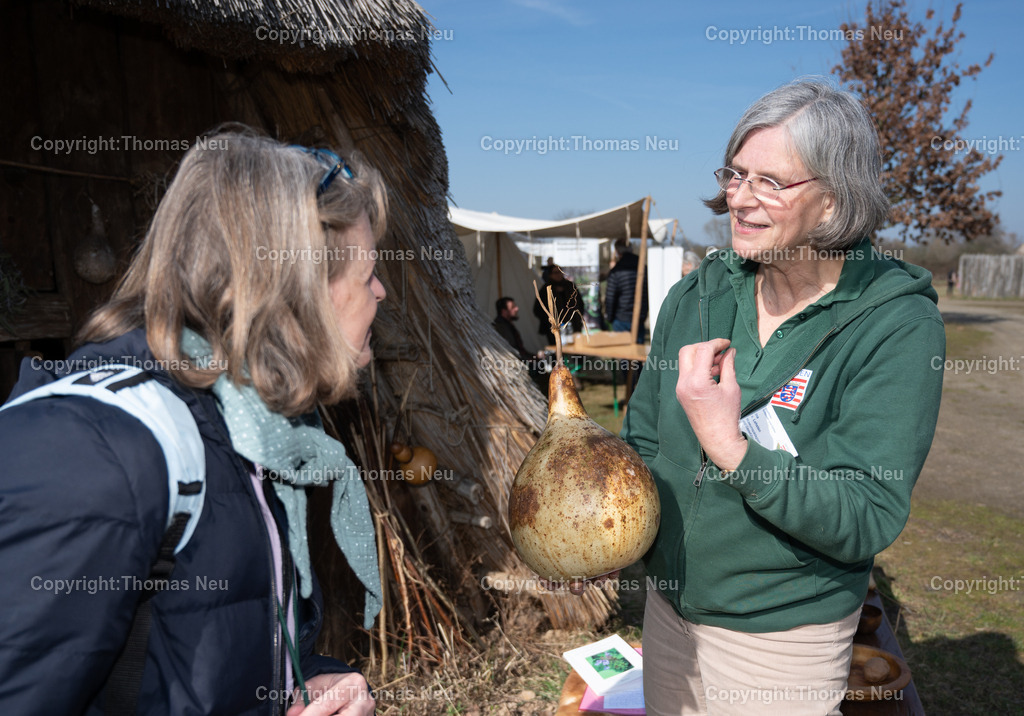 Lauresham_40_DSC_5216 | ble, Lauresham, Saisoneröffnung, Ina von Lehsten mit einem Flaschenkürbis, ,, Bild: Thomas Neu