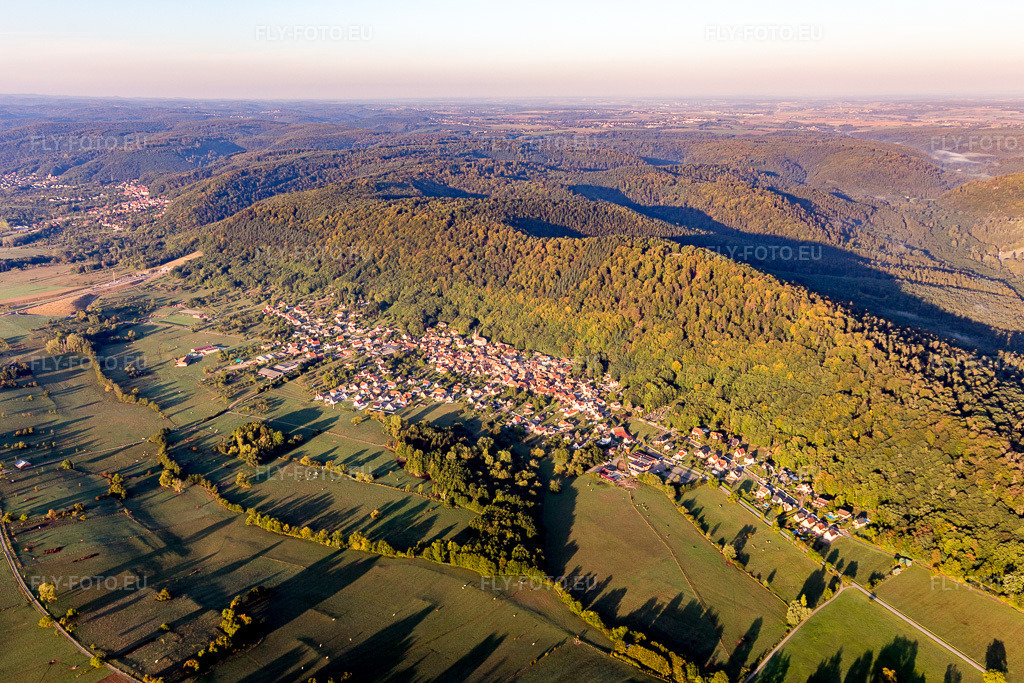 Vue aérienne: Vue du village à Ernolsheim-les-Saverne, en bordure des Vosges septentrionales à Ernolsheim-lès-Saverne dans le département Bas Rhin, France. Photo: IMG_111650.jpg prise le 16/09/2018 par Werner Riehm/FLY-FOTO.euRésolution de l'original: 5116 x 3411 px