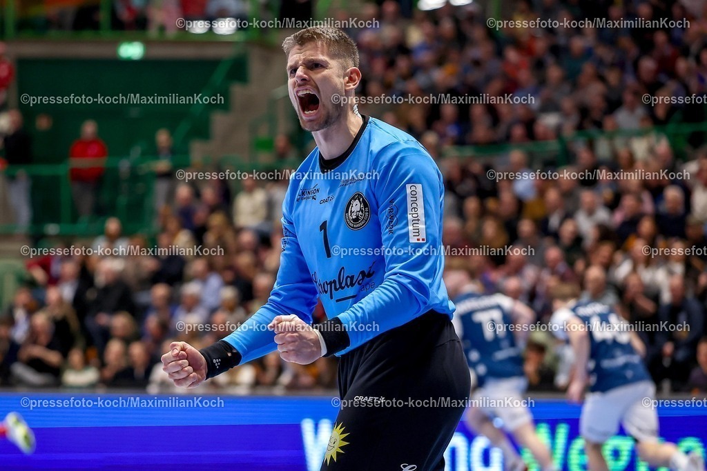 BHC18122501024 | 18.12.2025, Handball, Viertelfinale DHB-Pokal, Bergischer HC - MT Melsungen, Unihalle Wuppertal: Torhüter Christopher Rudeck (BHC #01) jubelnd 