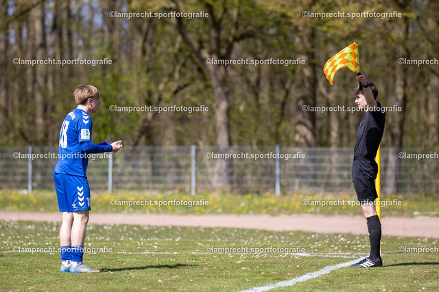 Fußball I Junioren I Saison 2025-2026 I DFB-Nachwuchsliga I 8. Spieltag I JFV Lübeck - 1. FC Magdeburg 192 | v.l. Tom Ventzke (18, 1. FC Magdeburg), Jonas Blomtrath (2. Assistent) - Realisiert mit Pictrs.com