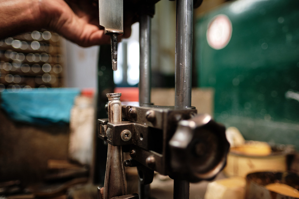 verlöten von Messerklinge und Messerschaft | Wien, Austria - April 20, 2021: Jarosinski &amp; Vaugoin; verlöten von Messerklinge und Messerschaft. - Realisiert mit Pictrs.com