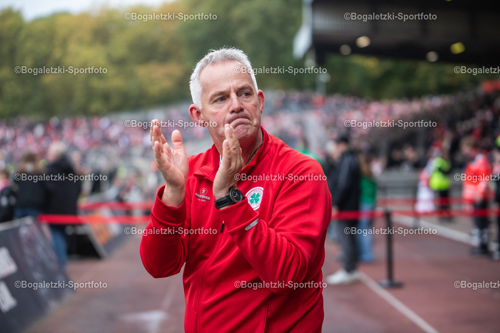 Thorsten Binder | 11.10.2025, Fußball, Niederrheinpokal, Rot-Weiß Oberhausen - Rot-Weiss Essen: RWO Vorstandsmitglied Thorsten Binder beklatscht den Derbysieg und das weiterkommen im Niederrheinpokal mit den Fans - Realisiert mit Pictrs.com