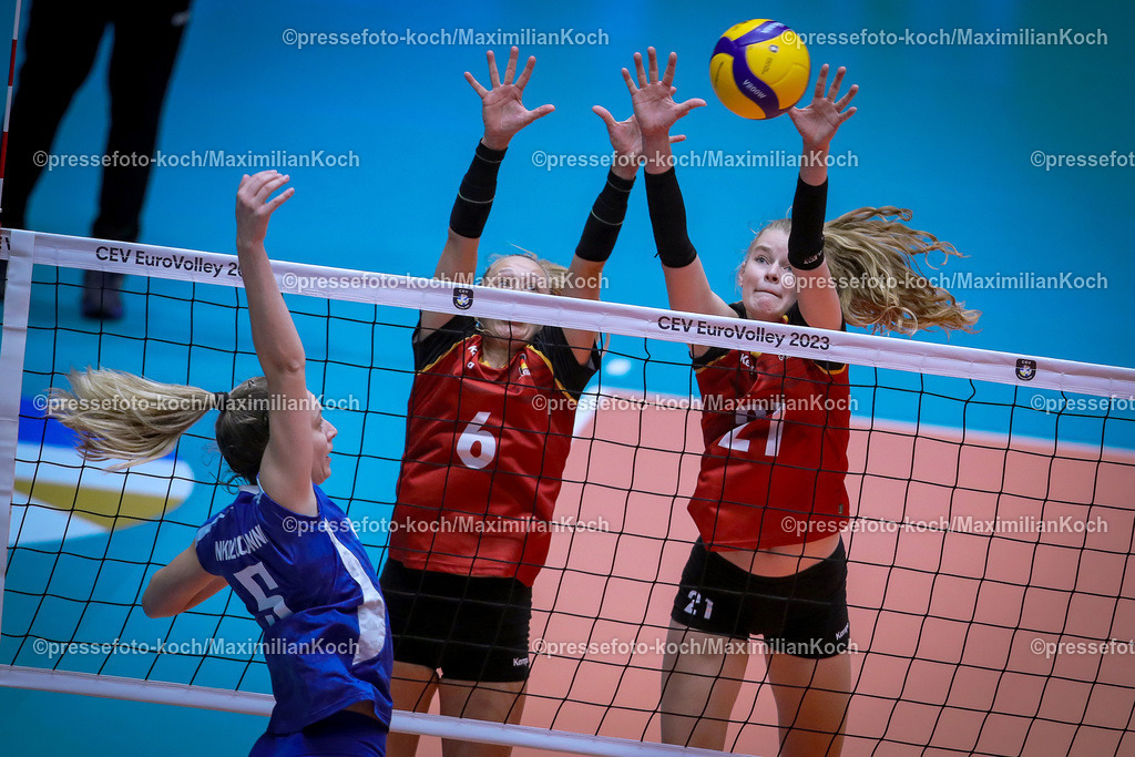 EuroVolley17082301029 | 17.08.2023, CEV EuroVolley 2023, Volleyball-Europameisterschaften der Frauen, Gruppenphase Gruppe C, Tag1, CASTELLO Düsseldorf: Deutschland vs Grichenland. Antonia STAUTZ (GER) und Camilla WEITZEL (GER) in Aktion und blocken den Angriff von Eleni BAKA (GRE)